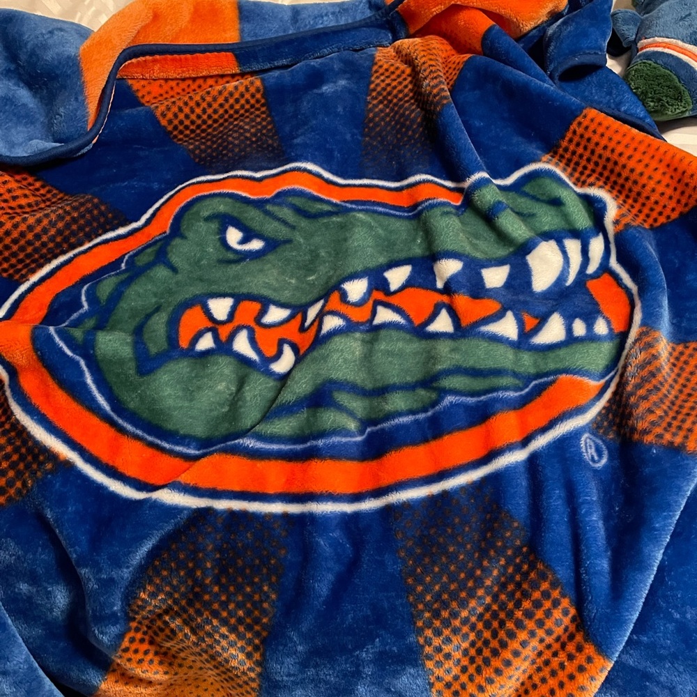 Very nice soft throw. Cute pillow. Cute backpack